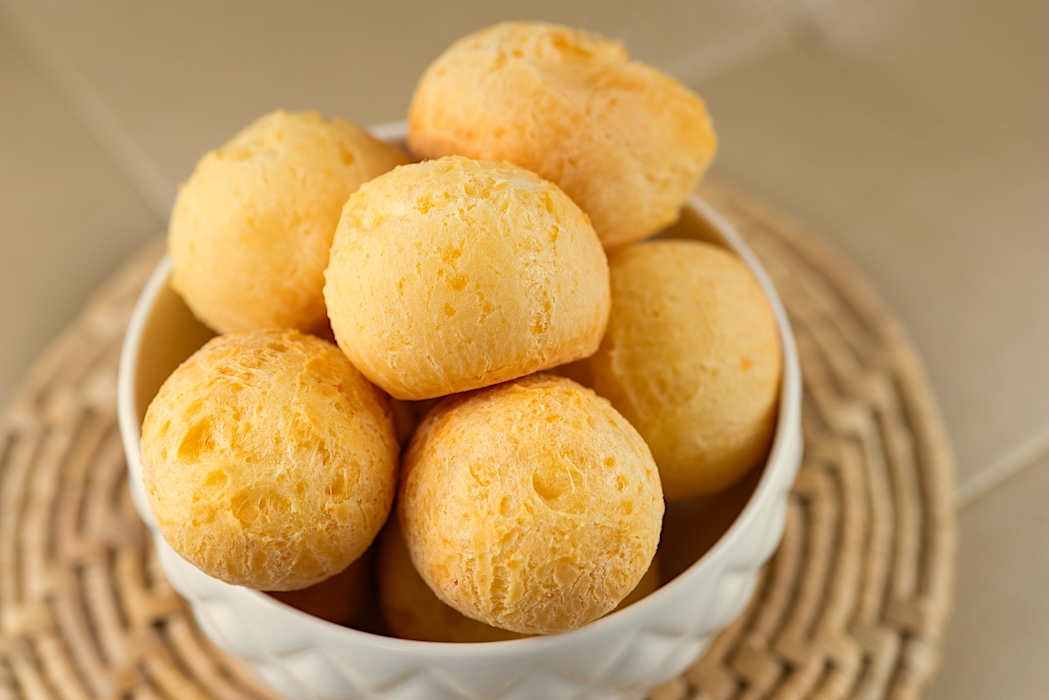 Pão de queijo da Sabor & Cia numa tigela